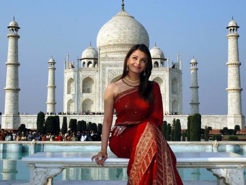 Aishwarya-Rai-at-the-Taj-Mahal-india-10792571-1600-1200